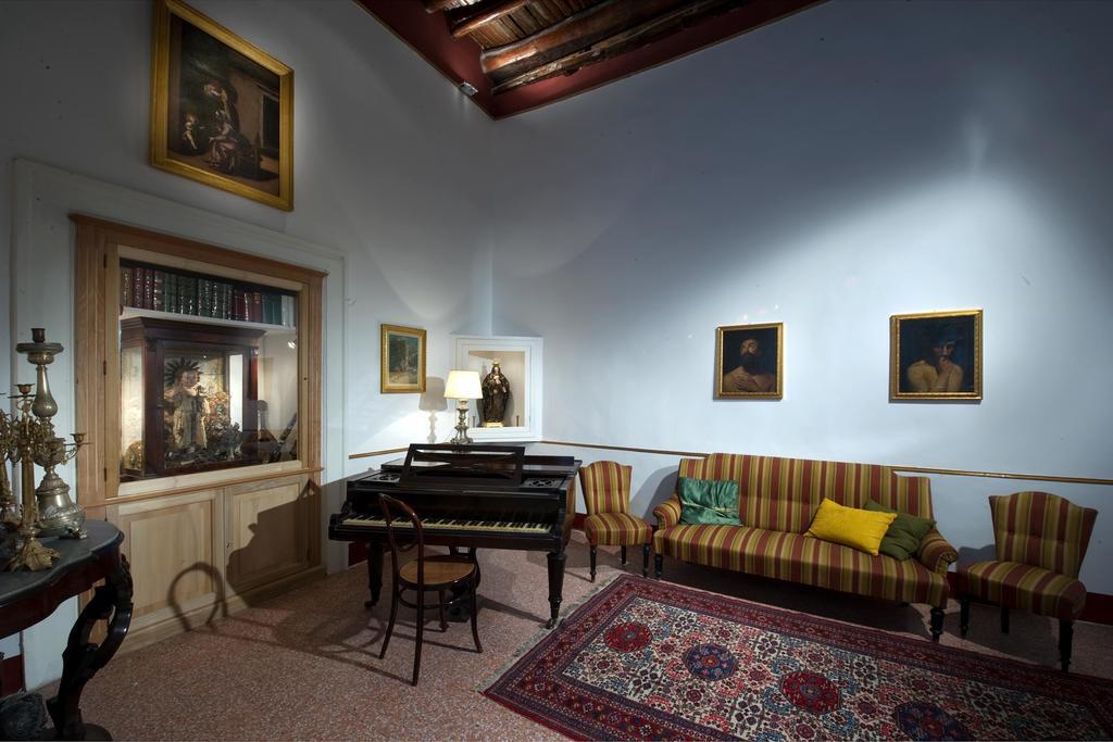 Domus Decumana a Palazzo Petrucci Apartment Napoli Cameră foto